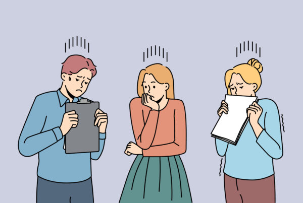 Trzy osoby, odczuwające lęk przed wystąpieniem publicznym