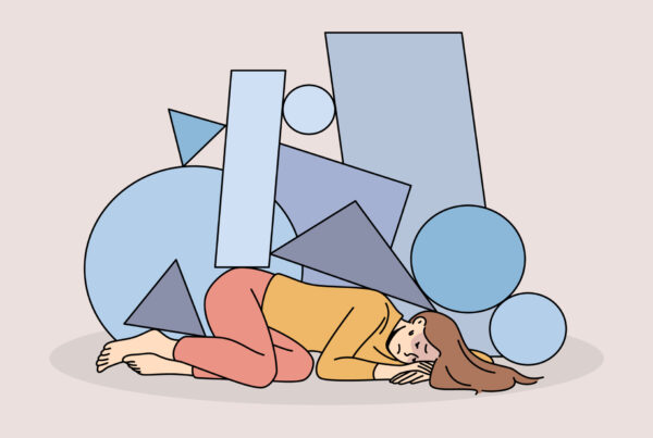Smutna kobieta, leży na podłodze. Kształty za nią obrazuja niepoukładanie i niezrozumienie.