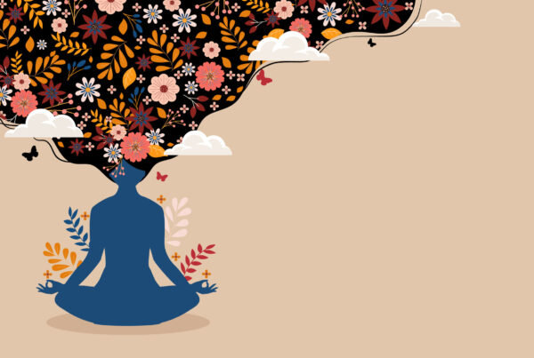 Kobieta siedzi w pozycji lotosu, stosując praktykę mindfulness i otwierając umysł.