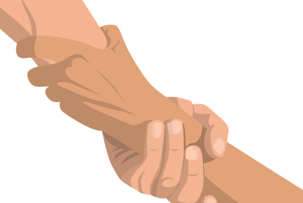 Symboliczny uścisk rąk, pokazujący integrację podejść, która stanowi realną pomoc.