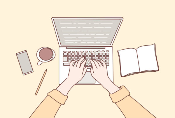 Dłonie piszące na klawiaturze komputera, opisujące pozytywne doświadczenie z terapii.