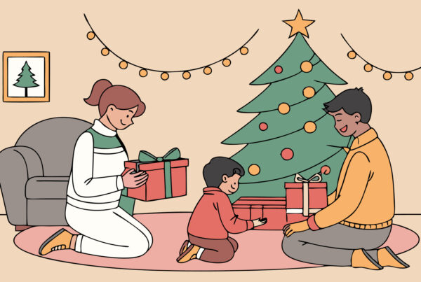 Szczęśliwa rodzina wręcza sobie prezenty, w tle ubrana choinka.