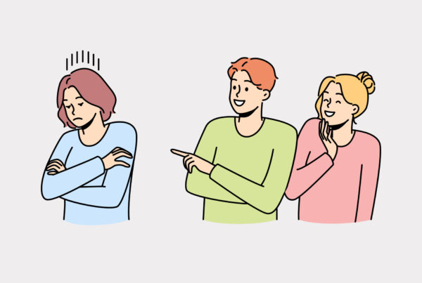 Krytyczne osoby, żartują sobie ze stojącej obok koleżanki. Dziewczyna jest smutna, co może spowodować rozwinięcie mikrotraumy.