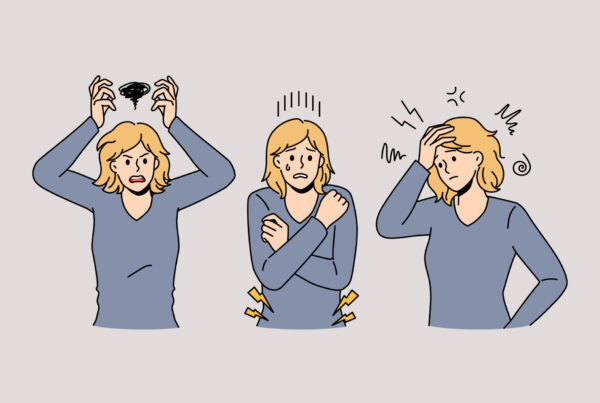 Zestresowana kobieta, rozmyśla nad różnymi możliwościami, które moga wynikać z podjęcia decyzji o zmianie.