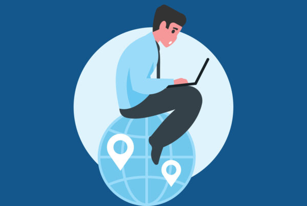 Cyfrowy nomad, siedzi na globusie z komputerem, co reprezentuje pracę zdalną z całego świata,