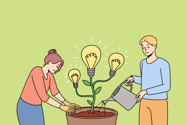 Kobieta wraz z mężczyzną podlewa roślinę, z której wyrastają żarówki, co symbolizuje jak psychoedukacja pozytywnie wpływa na rozwój podczas psychoterapii