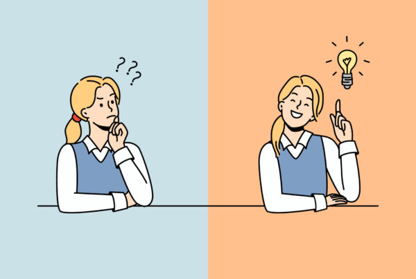 Kobieta zastanawia się nad rozwiązaniem do istniejącego problemu. Wpada na pomysł, który wzmacnia jej poczucie sprawczości.