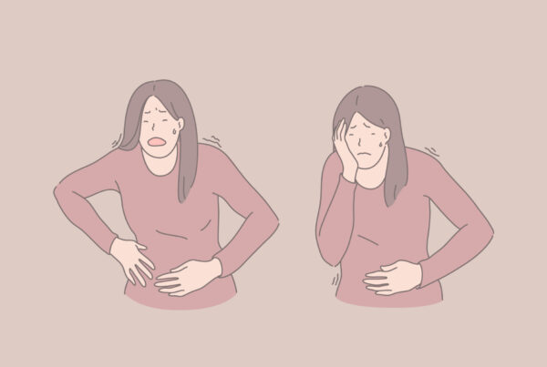 Kobieta doświadcza skutki IBS w postaci bólu brzucha, wzdęć, uczucia ciężkości z powodu stresu.