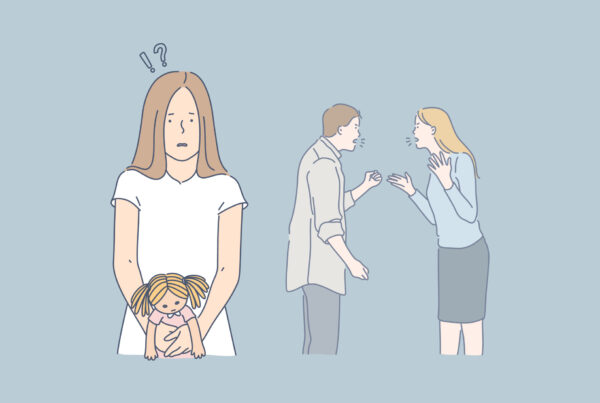 Rodzice w tle kłócą się, a dziecko zastanawia się jak wejść w rolę negocjatora.