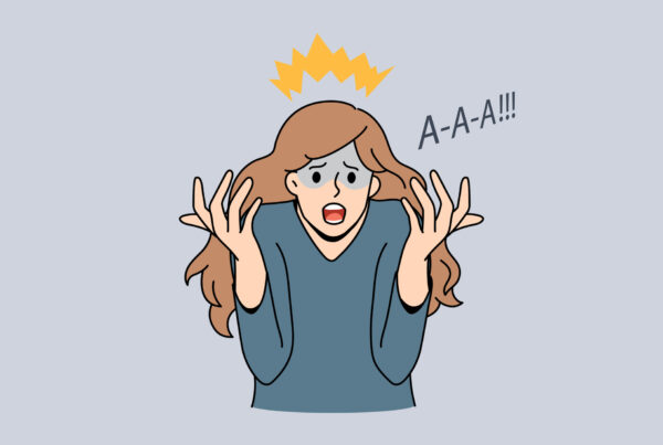 kobieta w sytuacji stresowej, wybiera reakcję walki, ataku.