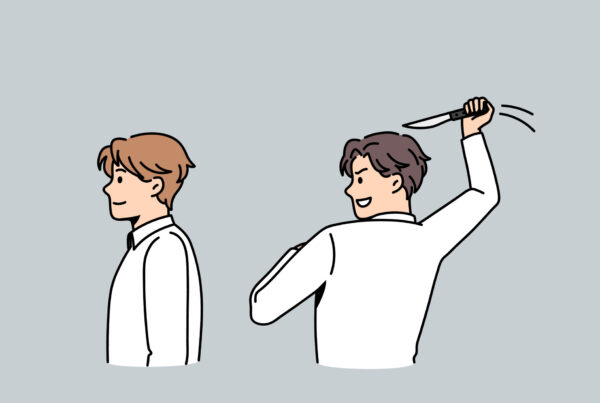 Stan obniżonej czujności. Mężczyzna nie zauważa zagrożenia za jego plecami.