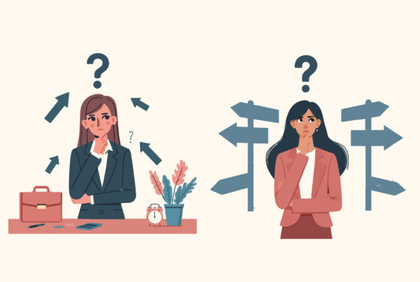 Kobieta zastanawiająca się nad różnymi opcjami, mierząca się z problemem z podjęciem decyzji.