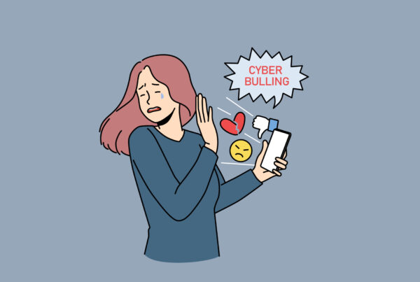 Dziewczyna widzi w telefonie content pokazujący digital bullying.